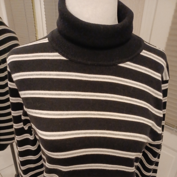 4/$80 Tommy Hilfiger Turtleneck - Size Small - Picture 2 of 9